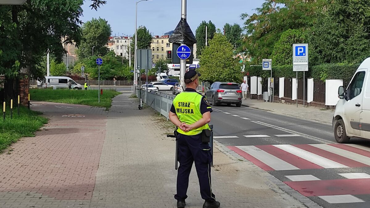 Nowe uprawnienia strażników miejskich. Mogą karać mandatami rowerzystów i użytkowników hulajnóg.