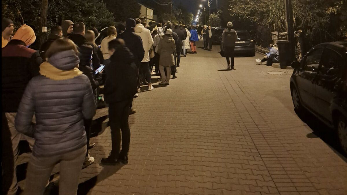 Ogromna kolejka na Jagodnie. Mieszkańcy stali w niej niemal do 3:00 nad ranem, by oddać głos.