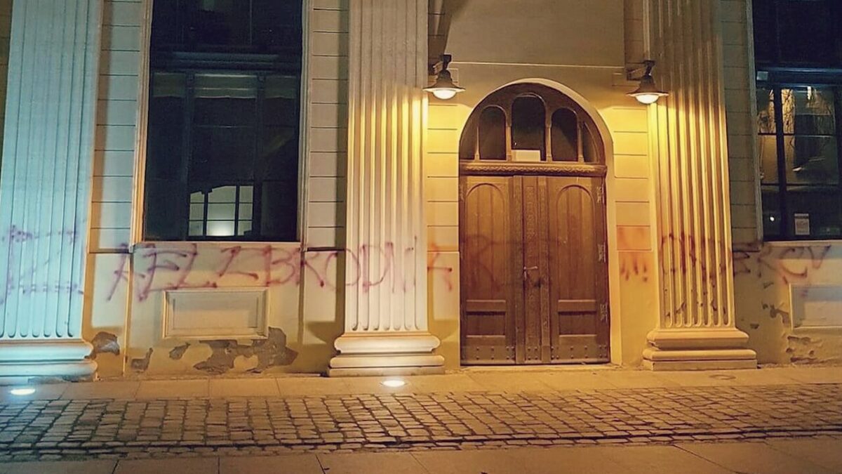 Zniszczona elewacja Synagogi pod Białym Bocianem. Trwają poszukiwania sprawcy.