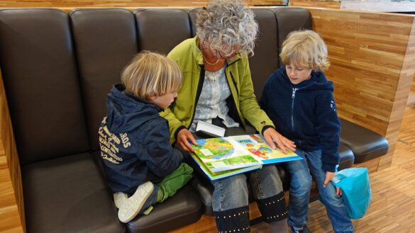 seniorzy czytaja dzieciom