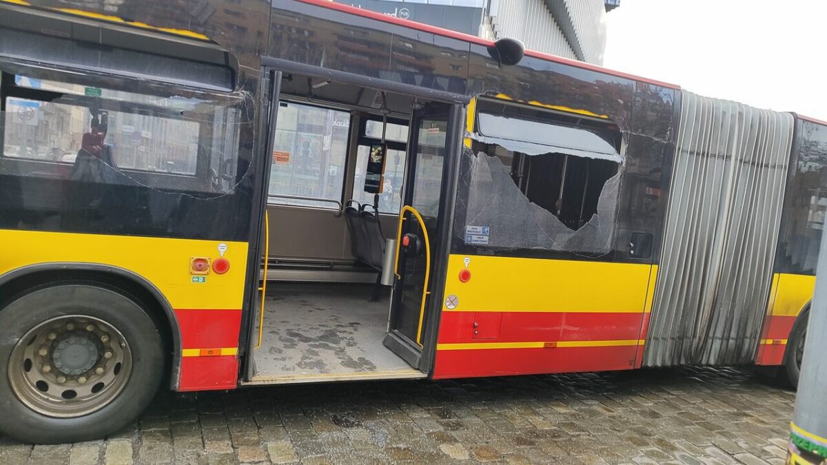Zderzenie autobusów komunikacji miejskiej na ul. Dworcowej.