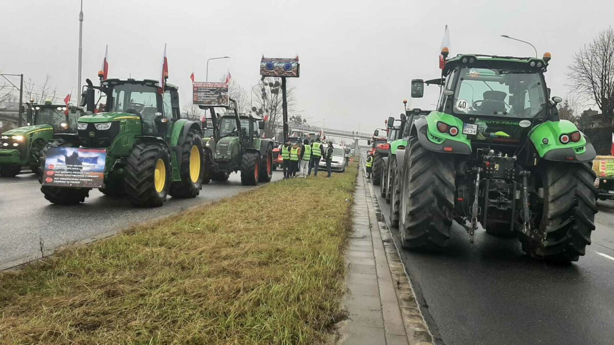 Rolnicy cały czas blokują drogi. Prezydent Wrocławia chce wygaszenia protestu. [UTRUDNIENIA/OBJAZDY]