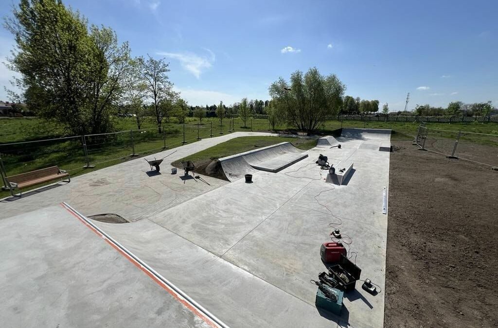 Skatepark na Klecinie już prawie gotowy. To nie koniec inwestycji w tej okolicy.